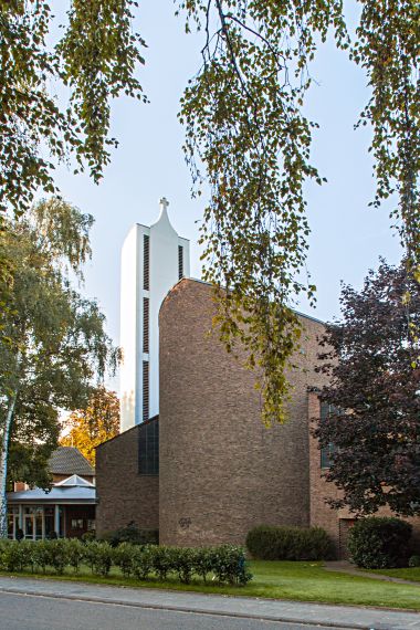 Seitenansicht inkl. Kirchturm der Kirche Dietrich-Bonhoeffer-Gemeinde Junkersdorf